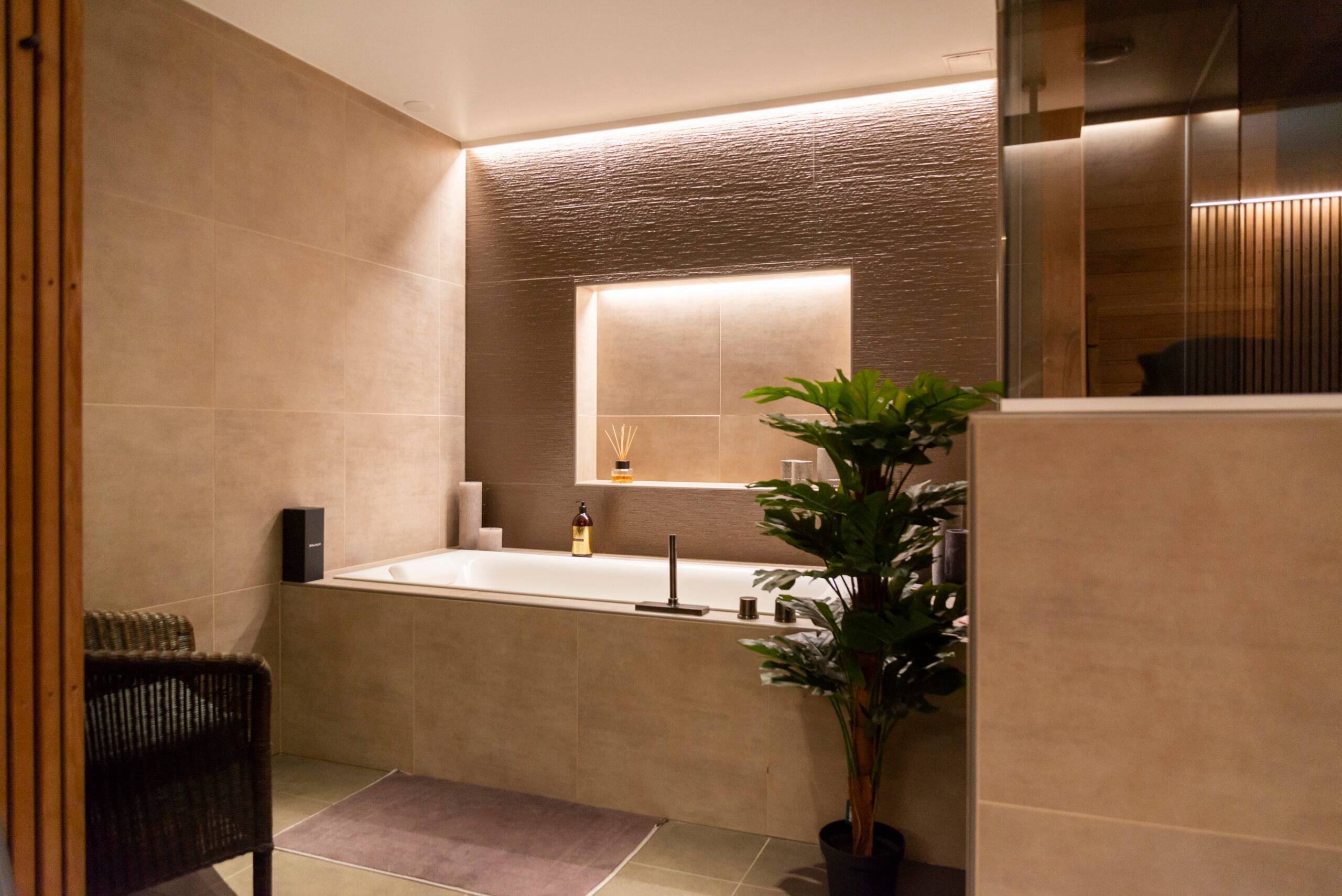 leds en el baño encima de la bañera en el techo