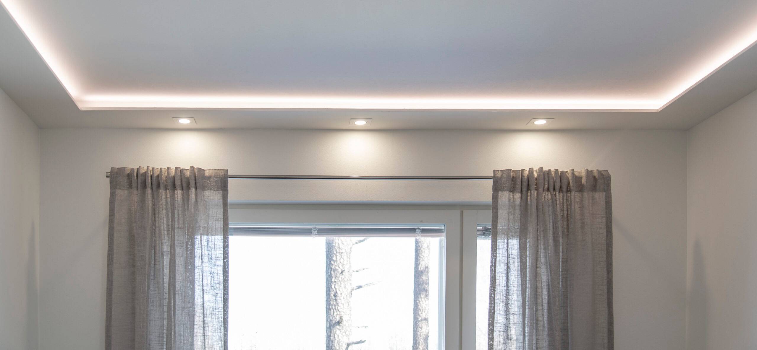 La iluminación interior con luces LED se ha creado con focos para iluminar el puesto de trabajo y tiras de luces LED para iluminar indirectamente la sala.