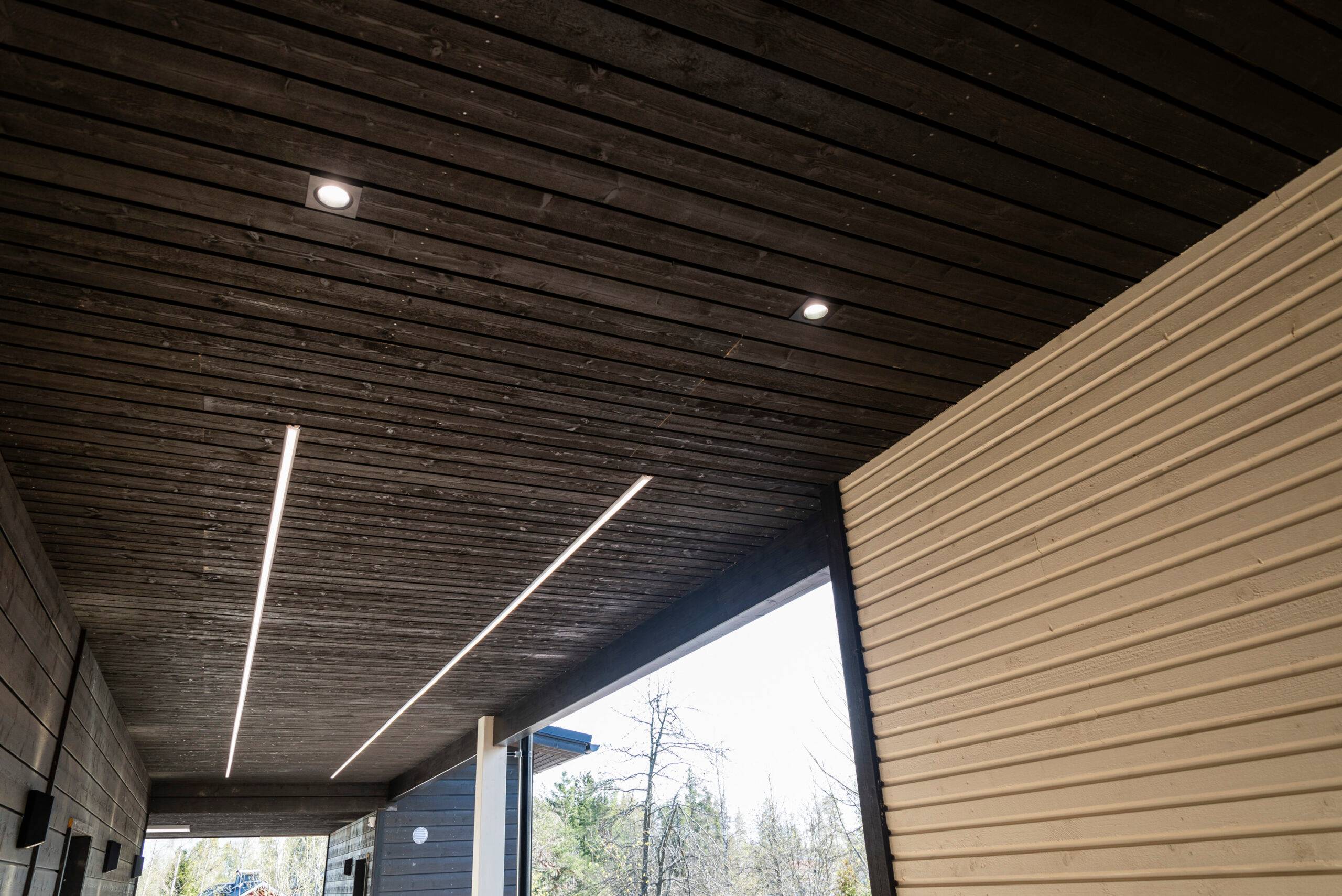 En el pasillo de entrada, el paso está iluminado por dos largas tiras de luces LED en paralelo. También hay dos focos LED empotrados y apliques adicionales en la pared. 