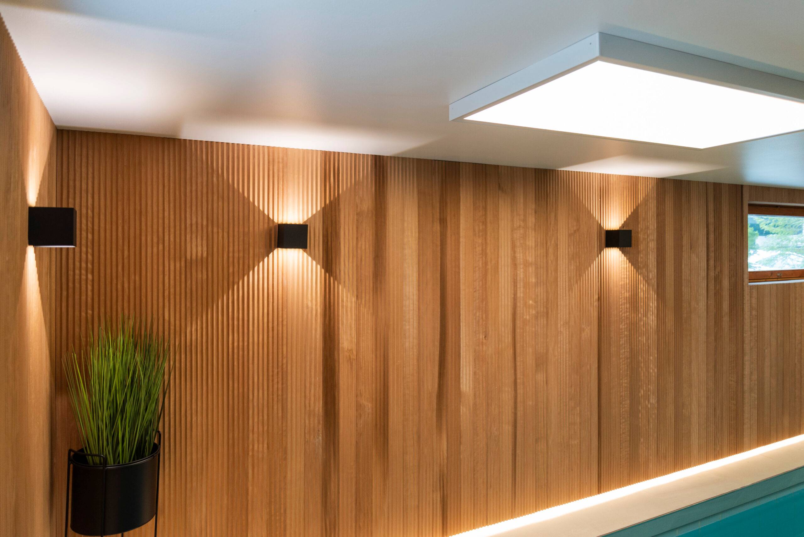 Apliques de led como parte de la iluminación de la zona de la piscina.