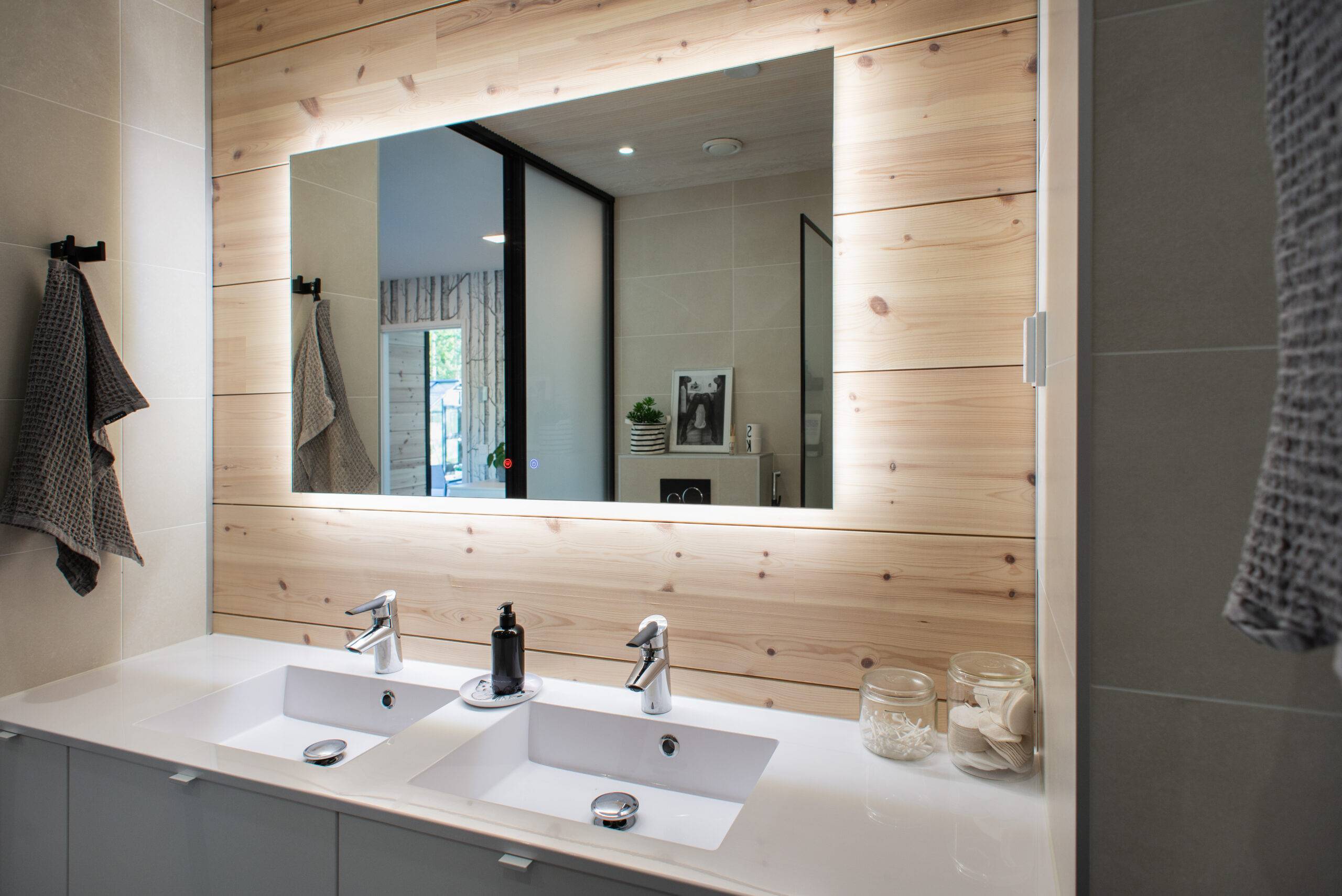 Luz led en el espejo del baño