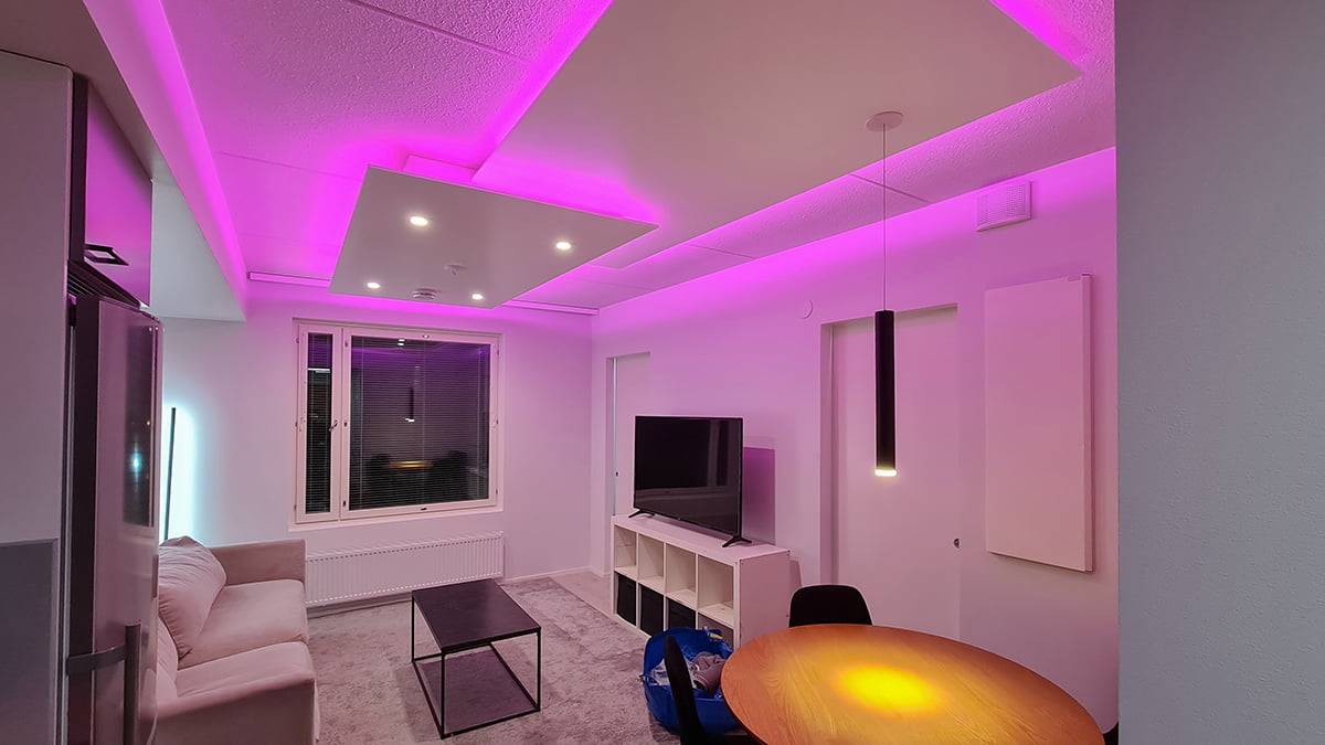 La luz indirecta en el techo está lista. ¿Luz rosa en el techo para una noche de chicas?