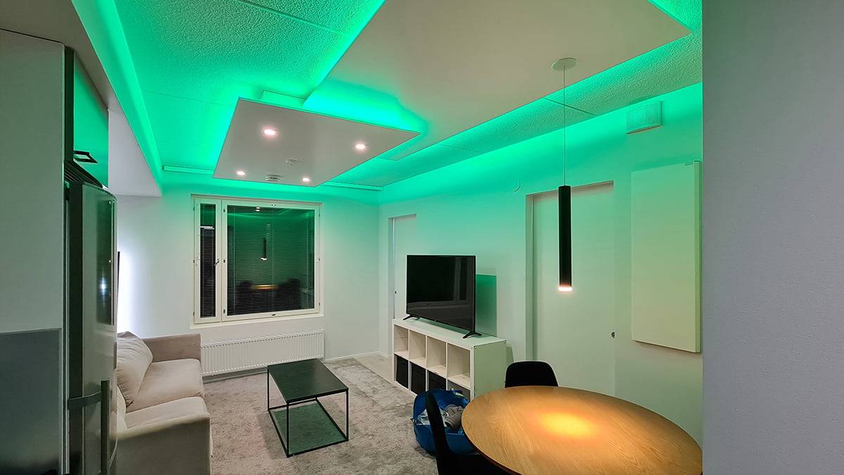 La luz indirecta en el techo está lista. Luz verde en el techo para iluminar y trabajar