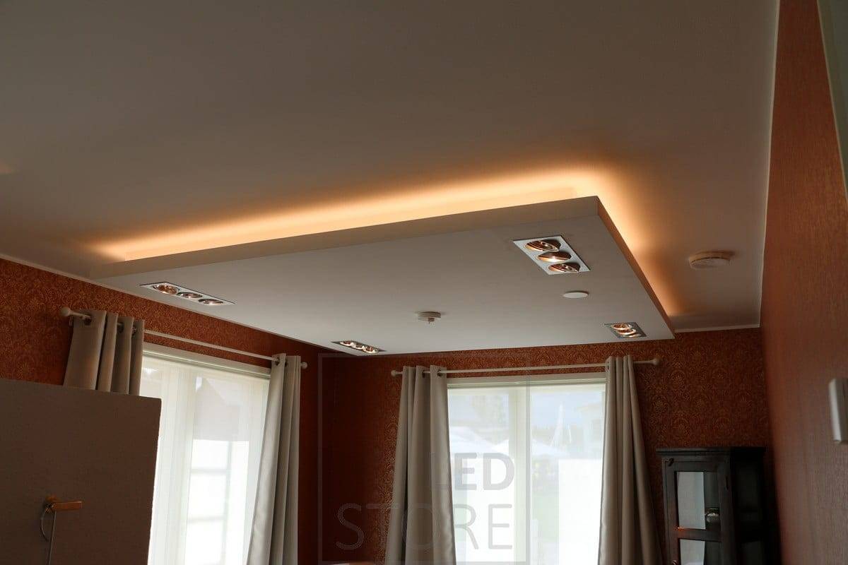 Alrededor del descenso, una tira de LED ilumina la luz indirecta. La cuestión de 3000k frente a 4000k se ha resuelto en un tono cálido. Ledstore.fi