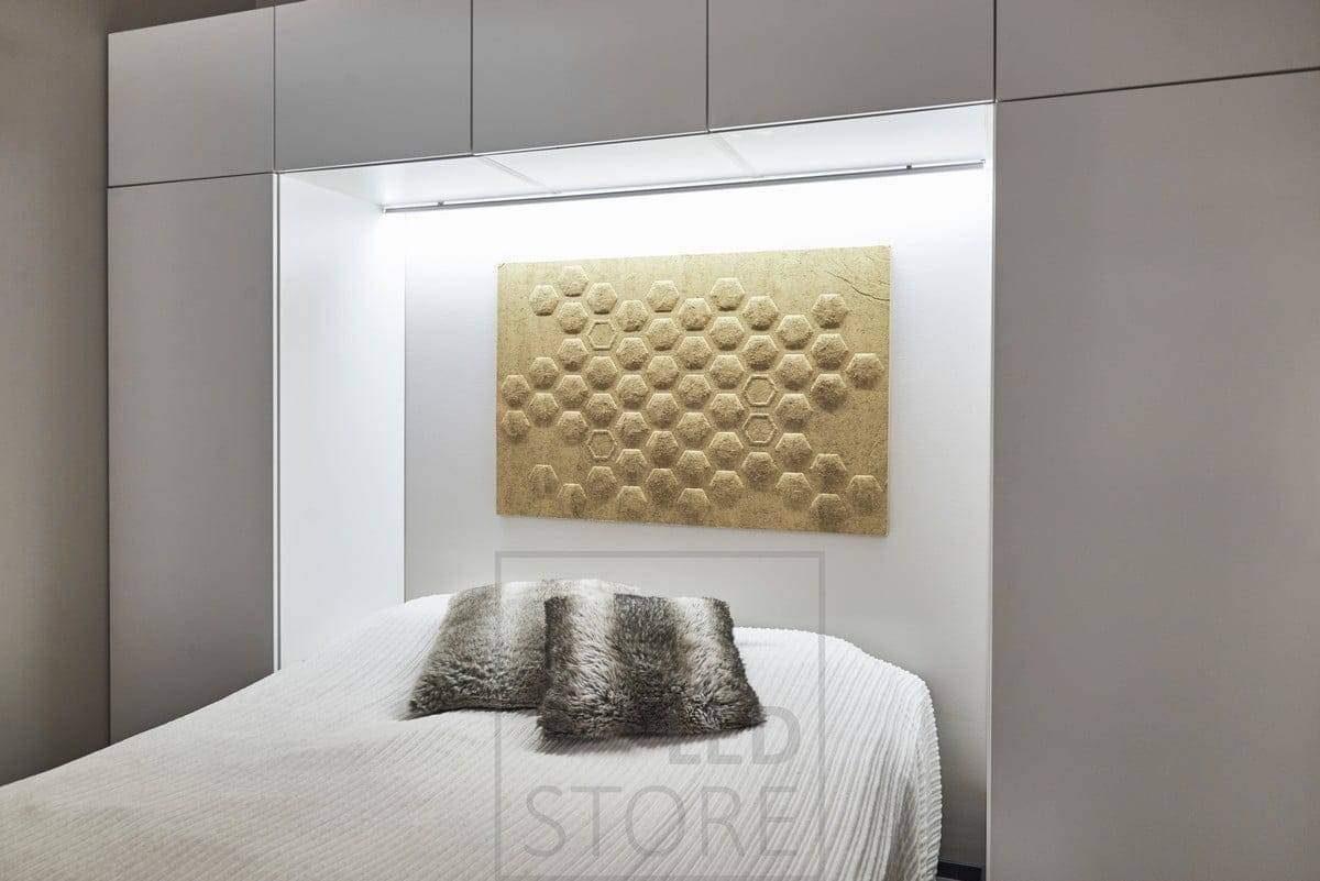 En el dormitorio, una tira de LED montada detrás de la cama, en la base del armario de pared, proporciona una luz indirecta atmosférica. Ledstore.fi 