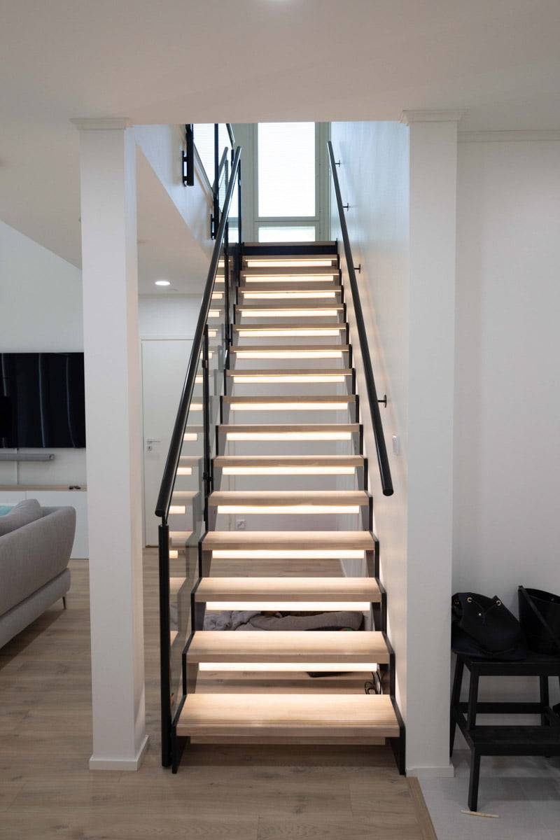 iluminación led en la parte inferior de la escalera