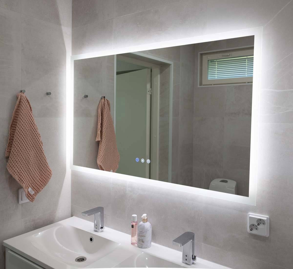 En el baño, el espejo de luz regulable HALO1200 CCT con tres temperaturas de color y función de desempañado proporciona mucha luz. © LedStore 