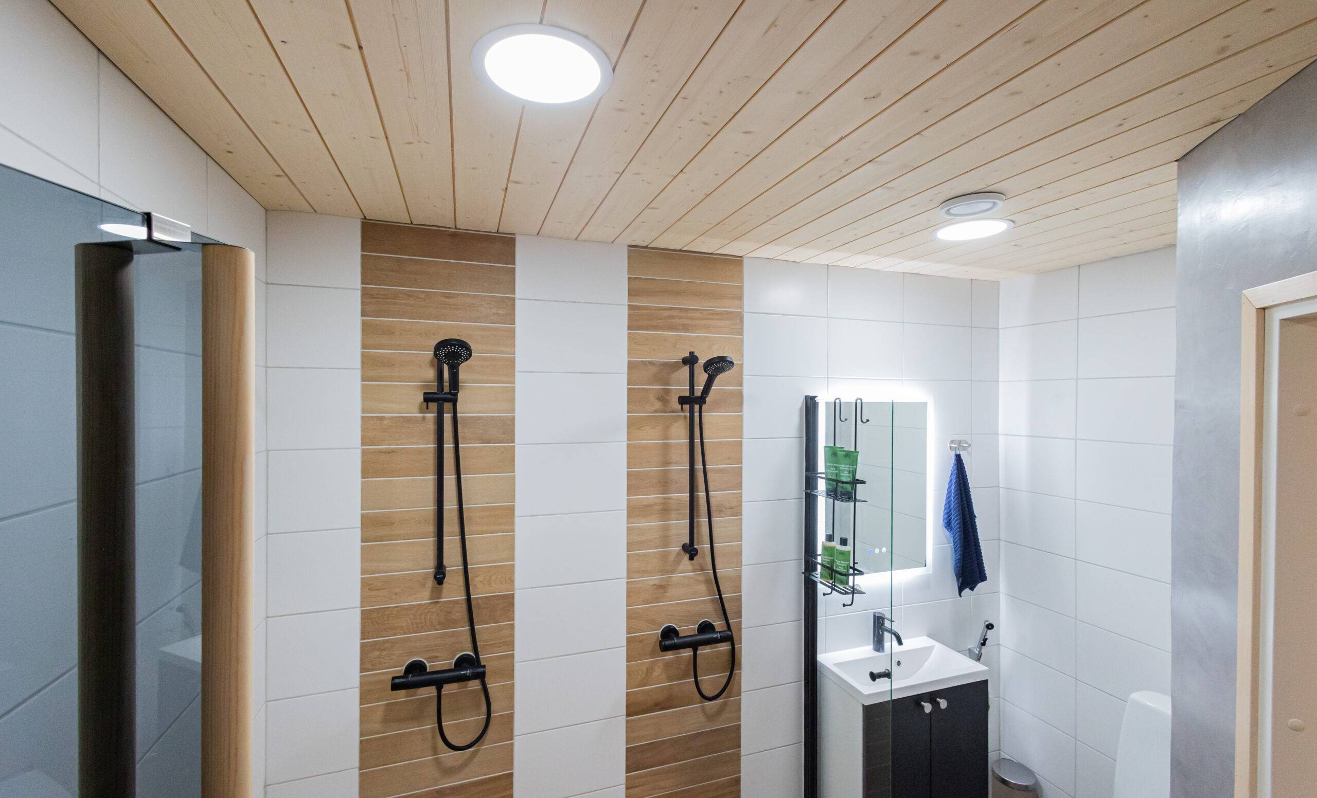 LED en el baño, los paneles luminosos LED abren la luz sobre una amplia zona y proporcionan una buena iluminación general.