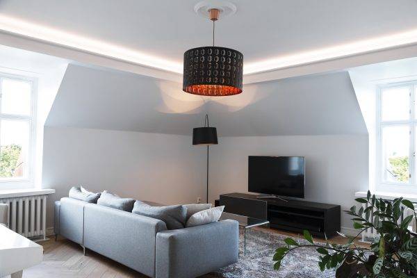 Led-lista hacia el techo en el límite de la pared curva y el techo.