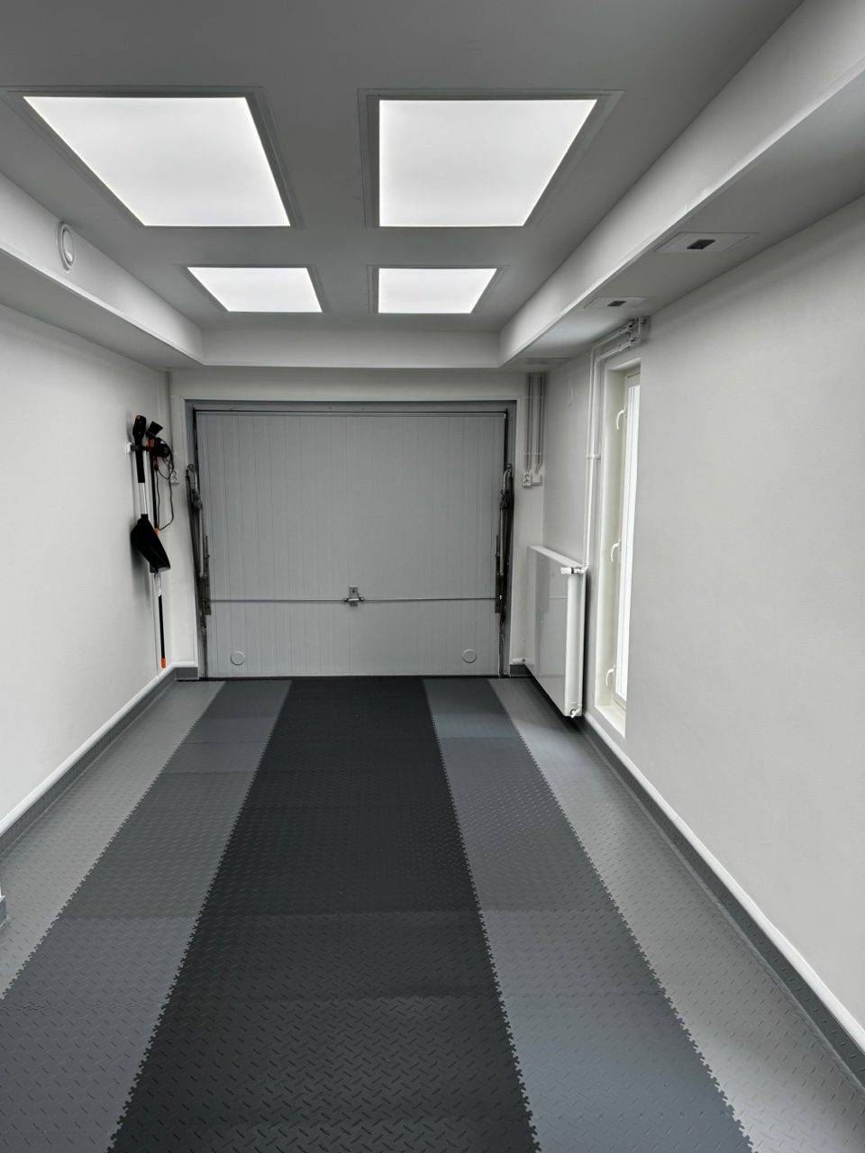 Luces de garaje implementadas con paneles luminosos