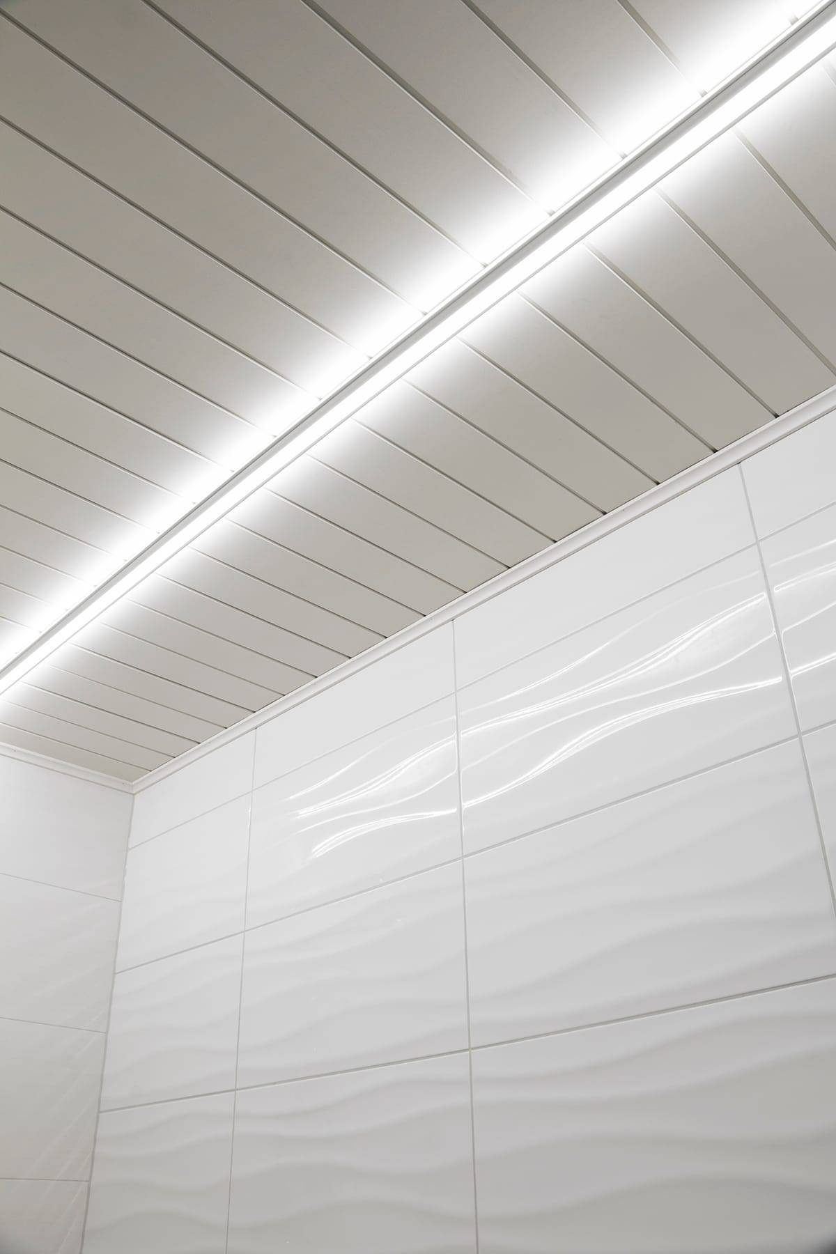 La iluminación del baño puede realizarse de forma innovadora con un perfil
