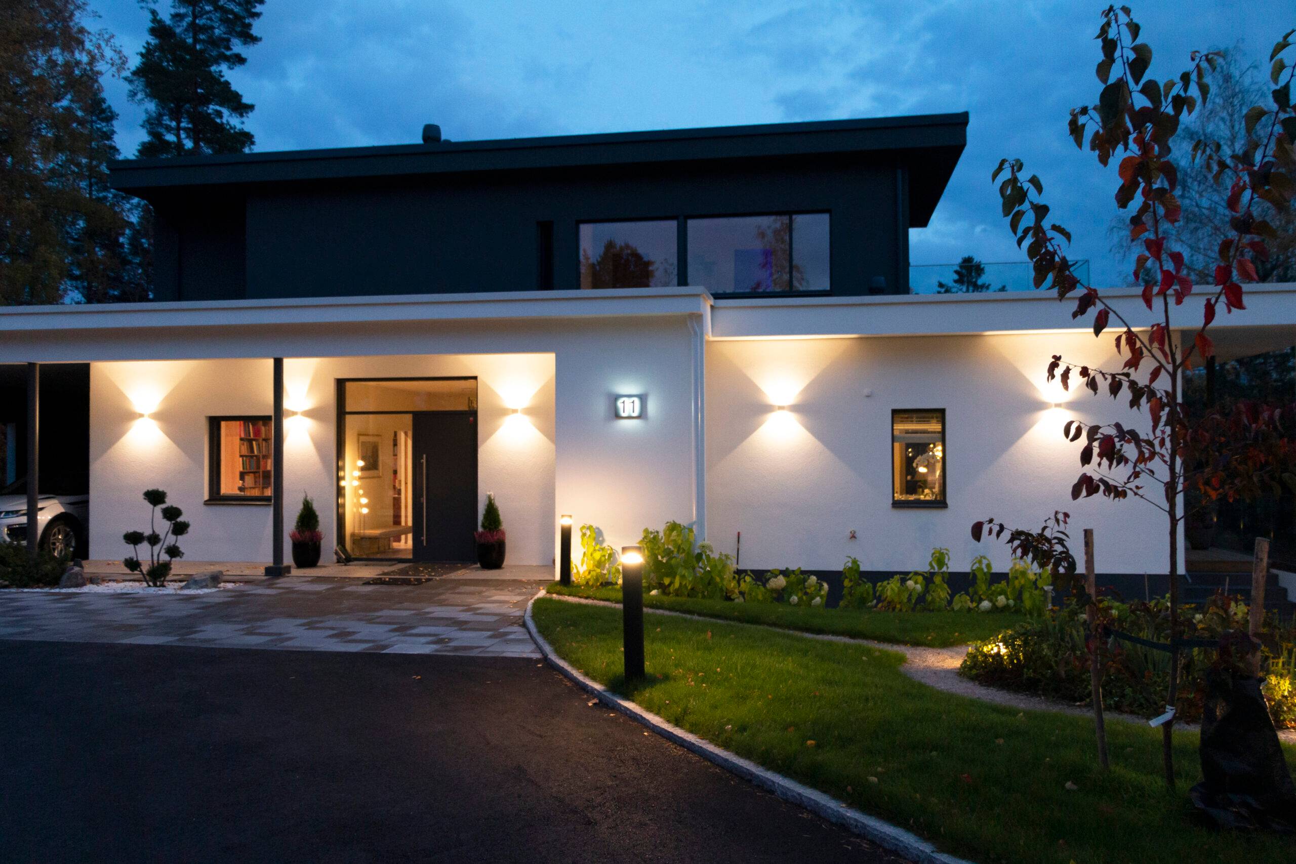 Iluminación exterior LED en la entrada y en las paredes exteriores
