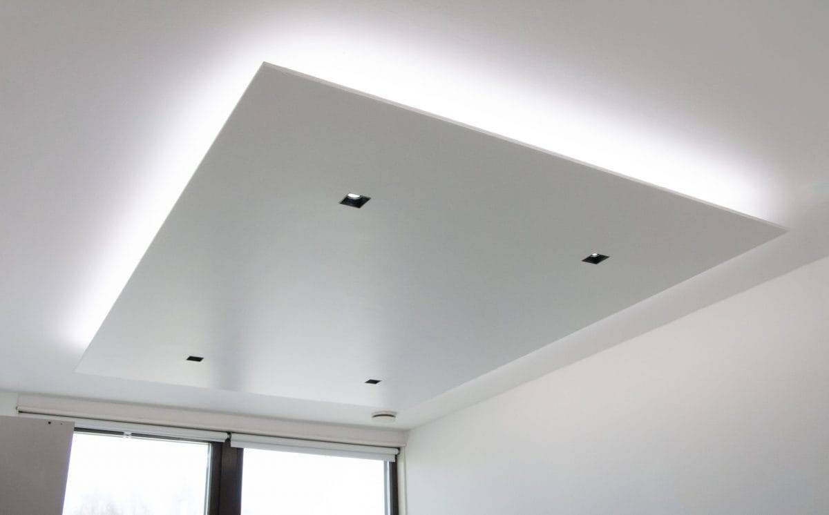 Techo de escayola rebajado, luces ajustadas a la temperatura de color de la luz diurna