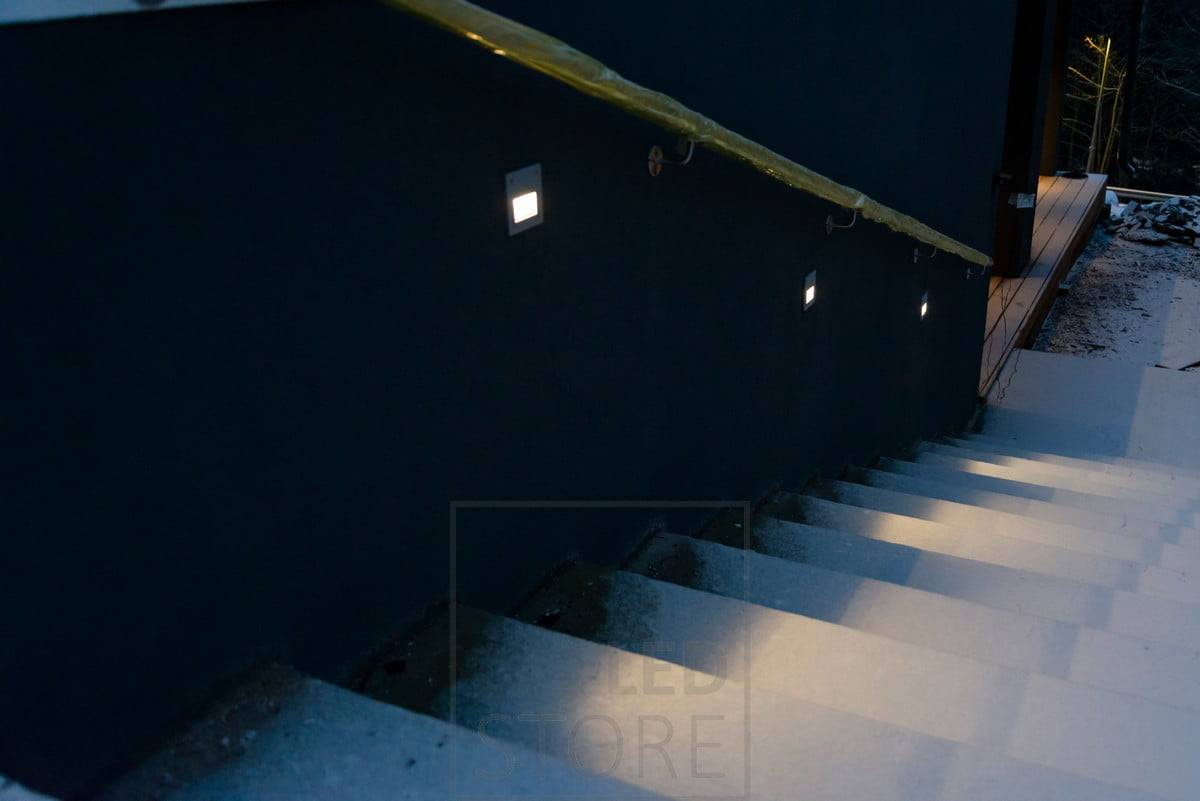 Empotrables de pared led IN-WALL OUT para iluminar escaleras en el exterior. Iluminar las pasarelas crea seguridad y la iluminación es atmosférica.  Ledstore.fi