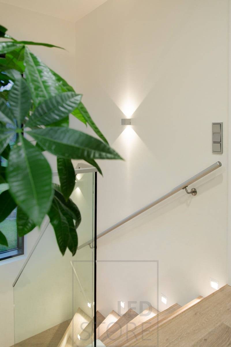 Aplique led empotrable en la pared que ilumina los peldaños. Funciona como bonita luz de ambiente y como luz nocturna agradable a la vista en la escalera. Como aplique led adicional CUBIC que ilumina la luz desigual en dos direcciones.   Ledstore.fi