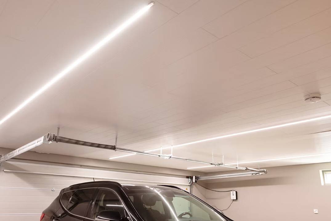 tira de leds en perfil de cúpula en el techo del garaje, distribuida uniformemente por todo el espacio
