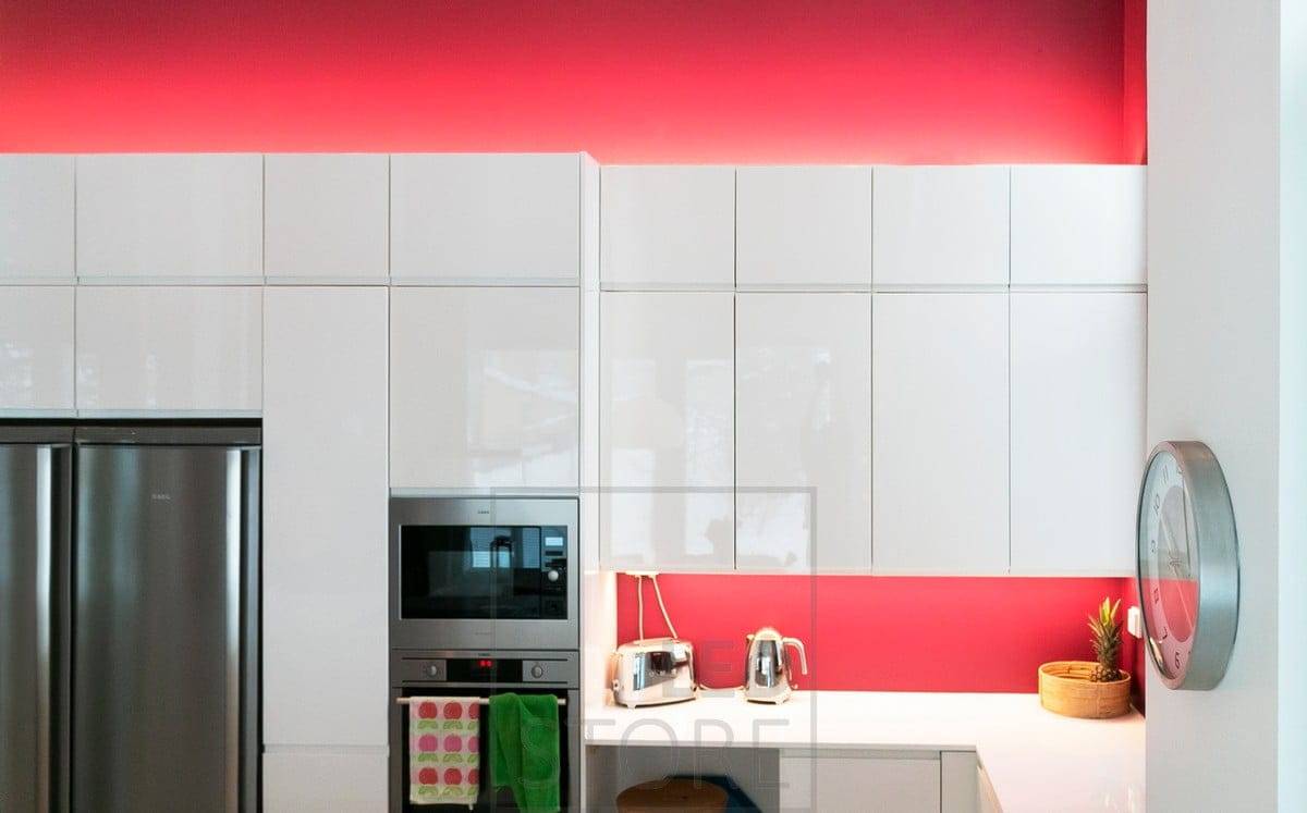 Iluminación indirecta en la parte superior de los armarios para la iluminación ambiental y en el nivel de la cocina para la iluminación de tareas. Ledstore.fi 
