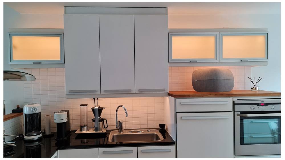 Iluminación de armarios de cocina con luz cálida