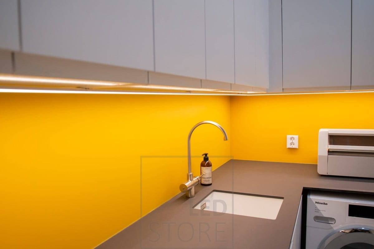 El LED tiene un largo ciclo de vida. El colorido espacio del lavadero se ilumina con una tira de LED en un perfil de superficie.  Ledstore.fi