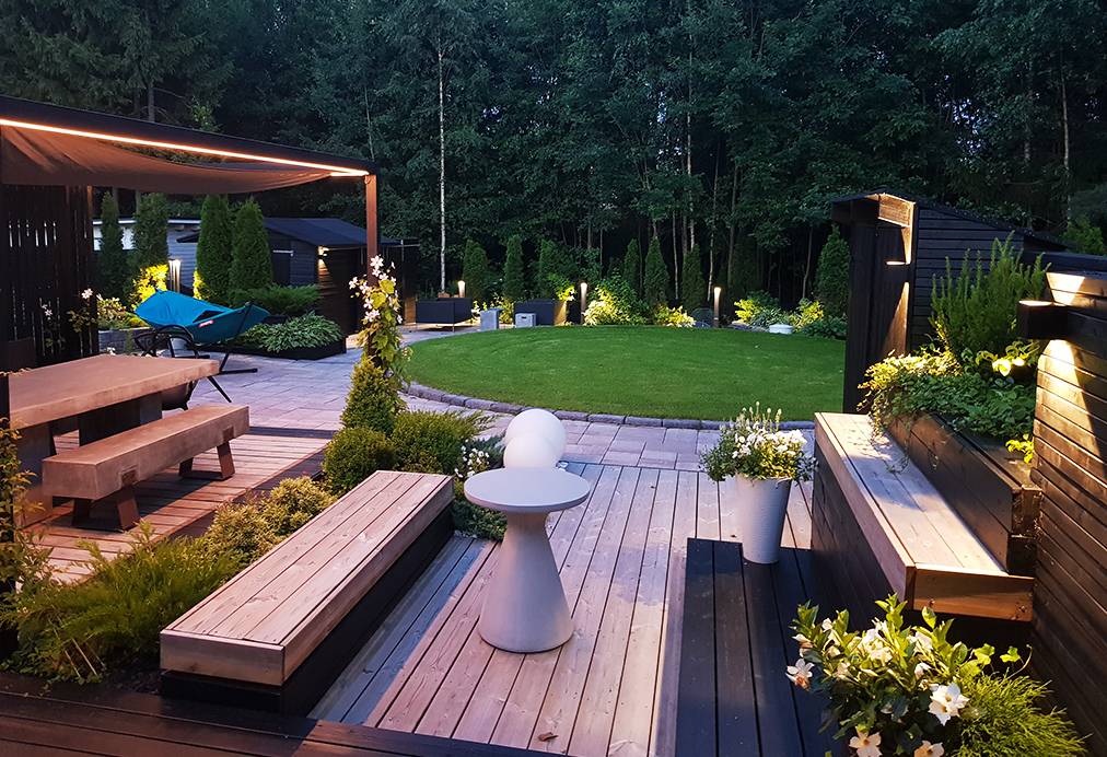 La iluminación de patios con LED también es multifuncional en el patio, con apliques de exterior, bolardos de patio e iluminación con tiras de LED en el patio.