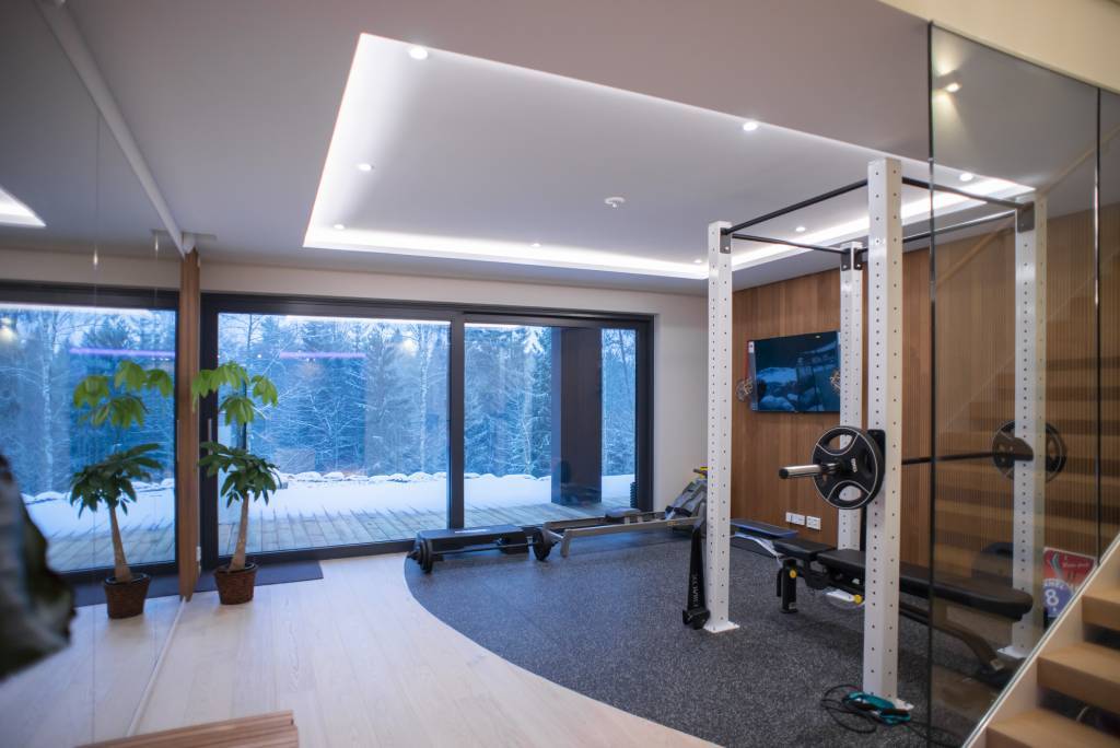 Iluminación indirecta con tiras de leds desde los bordes en modo desplegable.