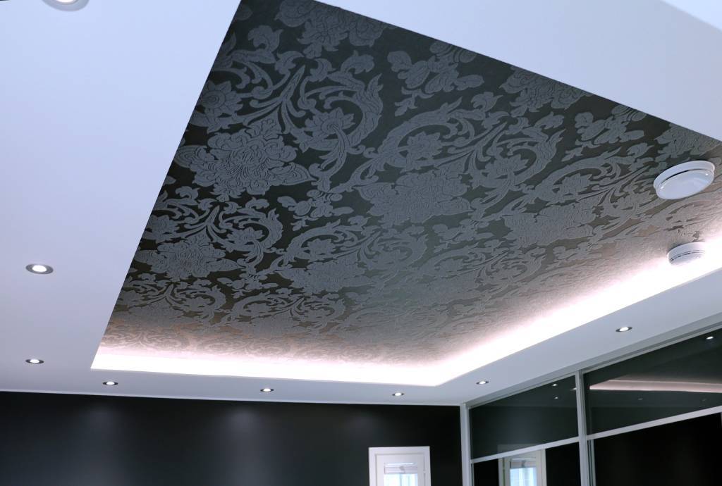 Atmósfera con luz Led contra papel pintado negro