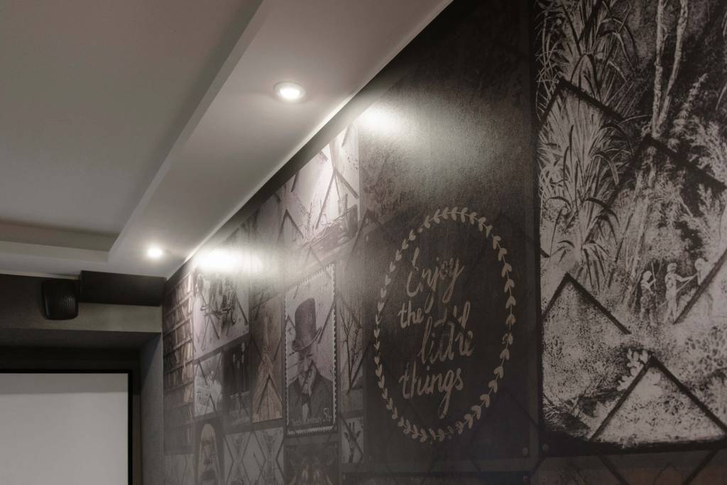 Atmósfera con luz LED contra papel pintado oscuro