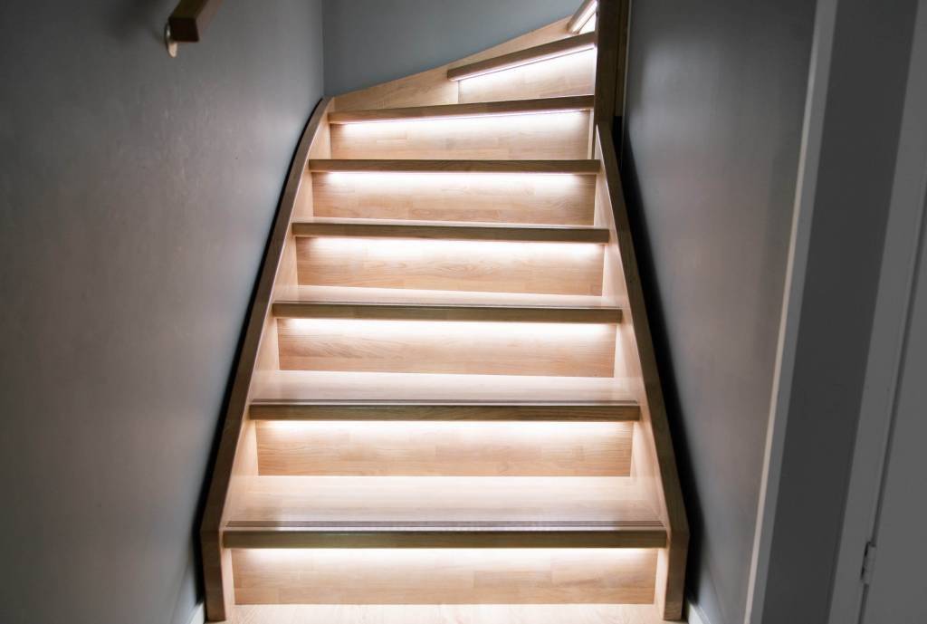 ambiente con luz led en escaleras