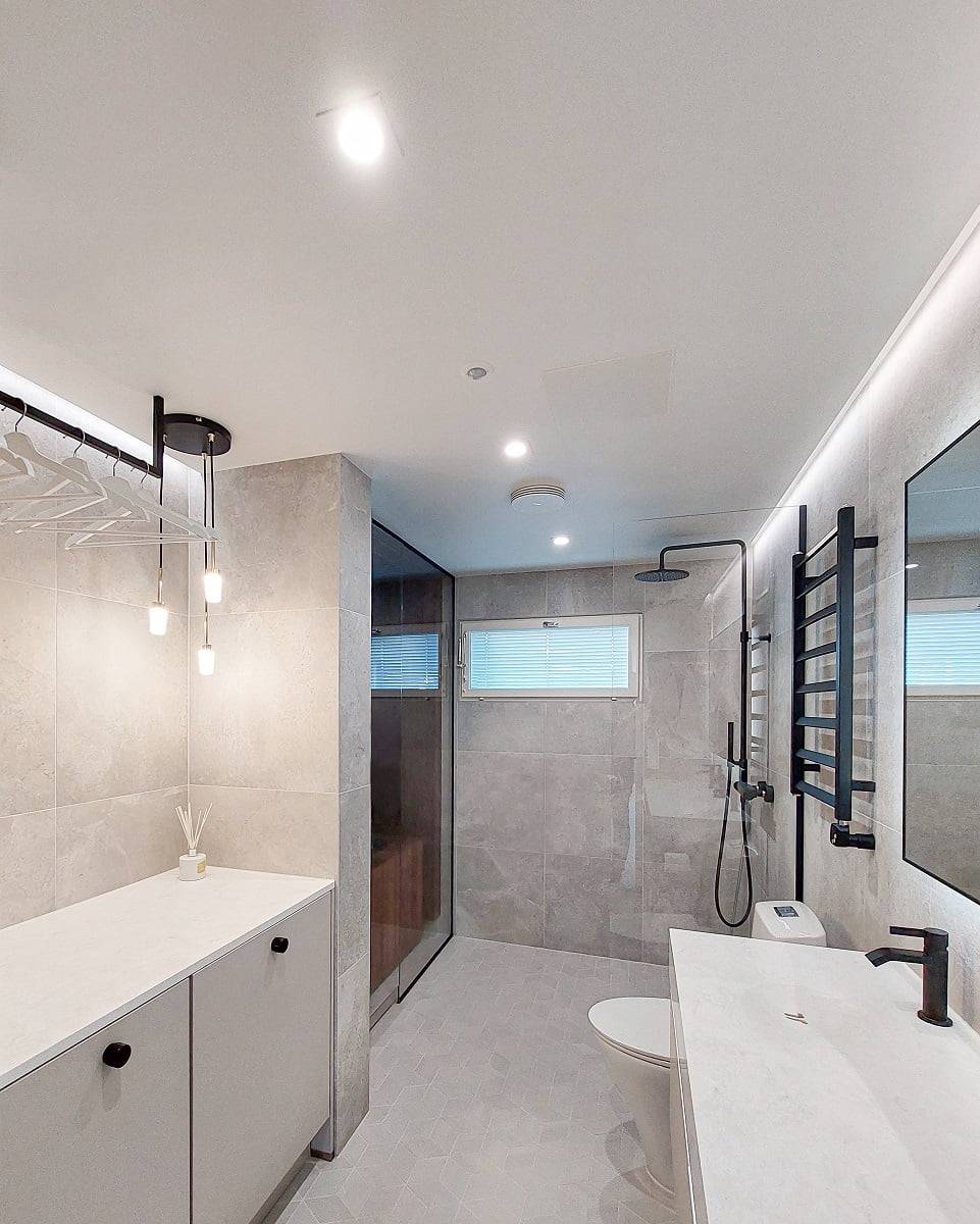 Azulejos seleccionados por el diseñador de interiores, iluminados