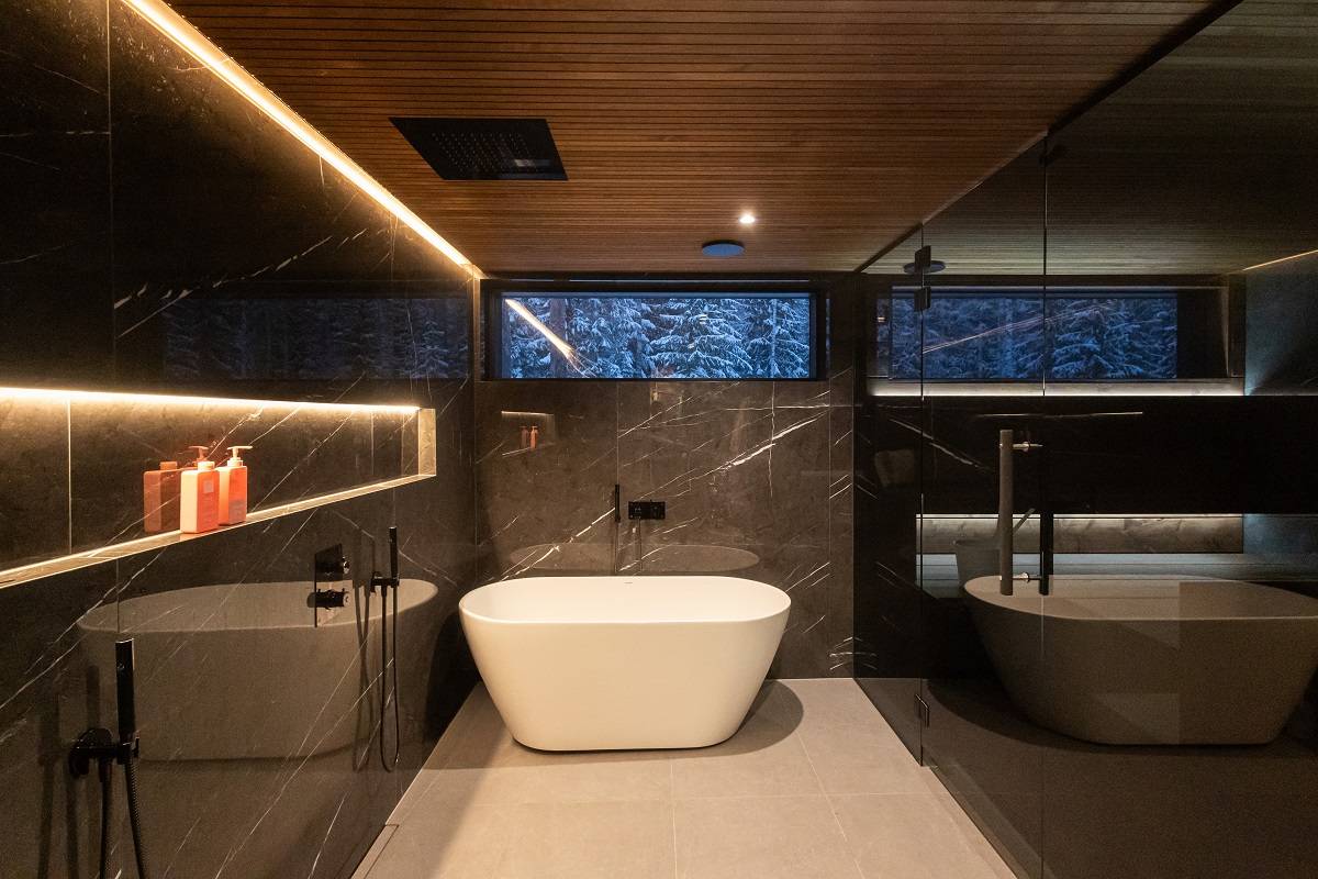 Los leds en el techo del baño y en el largo estante para el champú añaden ambiente.