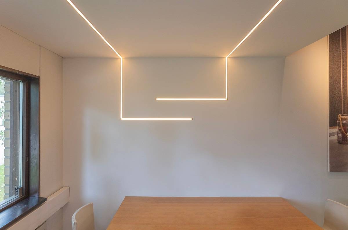 La iluminación está ajustada en blanco cálido. Da a la habitación un ambiente tranquilo.
