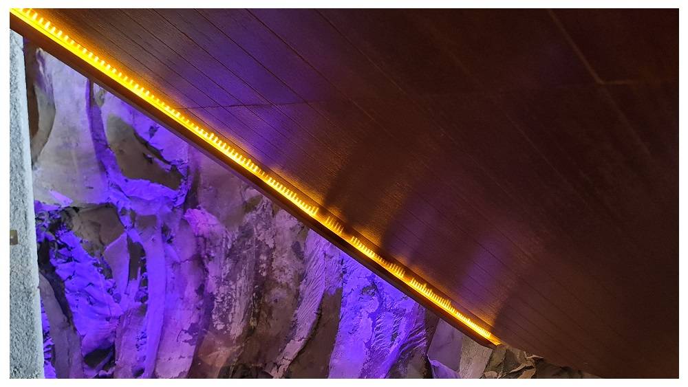 ¿Por qué la tira de led necesita un perfil de aluminio? Porque, de lo contrario, la tira de luz led puede apagar los circuitos led cuando se calienta.