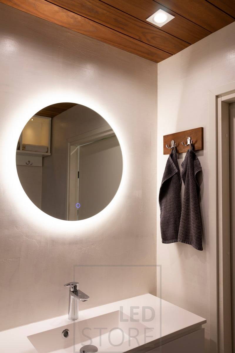 El espejo MOON light más pequeño, con un diámetro de 600 mm, es ideal para cuartos de baño y aseos, para añadir ambiente e iluminación adicional (IP55). El foco KANTTI situado encima del espejo proporciona luz directa a la cara.  Ledstore.fi