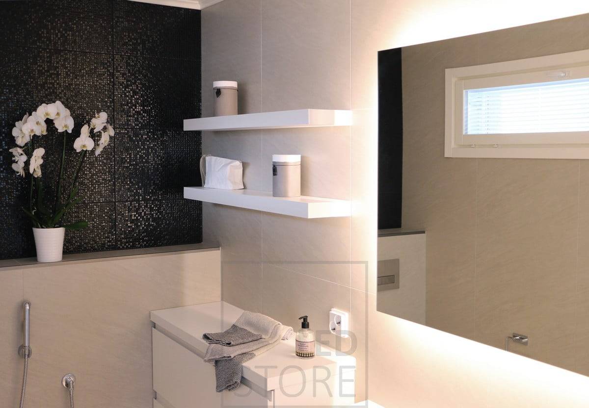 Luz indirecta y ambiental para el cuarto de baño Un gran espejo luminoso. Ledstore.fi 
