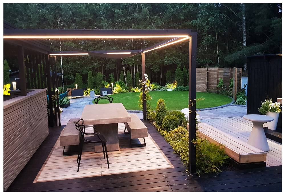 El borde superior de la pérgola está iluminado por tres lados con tiras de LED