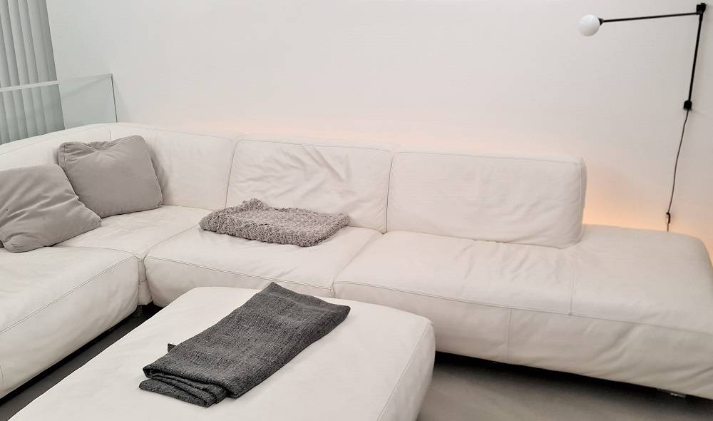 Cinta led en los muebles detrás del sofá