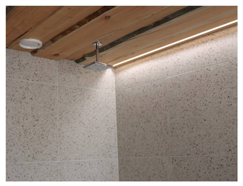 Tira de luces LED en el techo de la ducha de la casa de campo