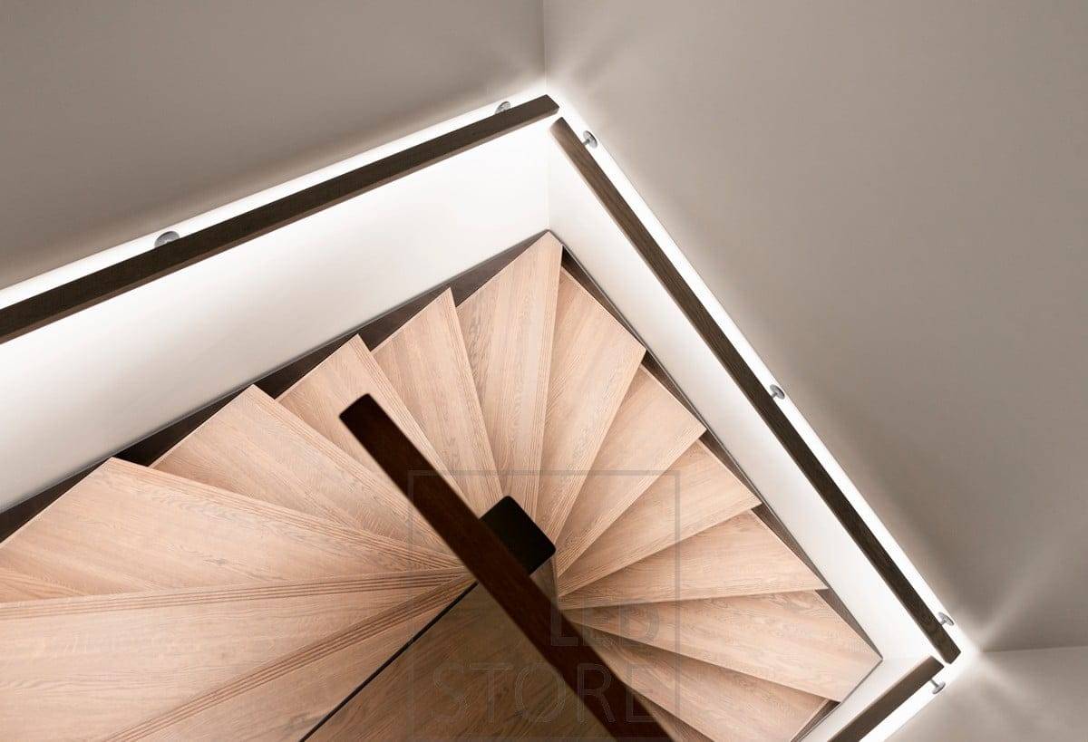 Iluminación led de escalera, Tira led en pasamanos, dirigida hacia abajo.  