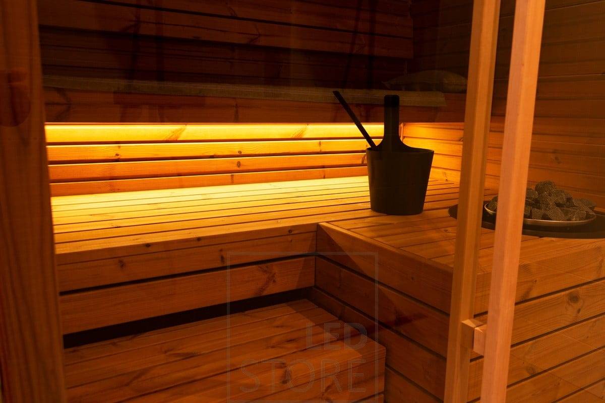 Cinta de leds en la sauna bajo la condensación inferior que ilumina con una hermosa luz indirecta. Ledstore.fi