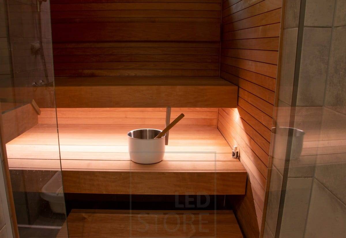 En la sauna, una tira de LED bajo el banco crea una iluminación indirecta atmosférica en la sauna.