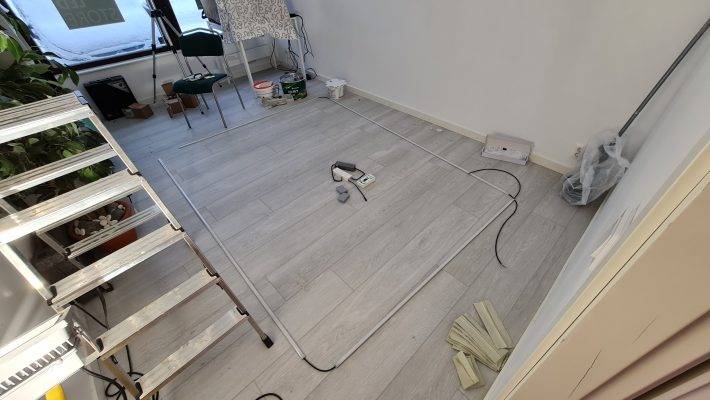 Tira de leds en perfil de aluminio lista para colocar. Dos raíles en forma de L con tiras de LED regulables en temperatura de color. Los cables de conexión en los extremos de las tiras son bastante cortos, ya que las fuentes de alimentación se colocaron muy cerca de las tiras.