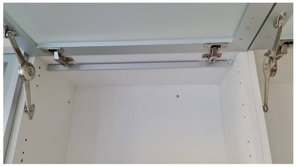 El perfil de LED queda perfectamente encajado en el mueble