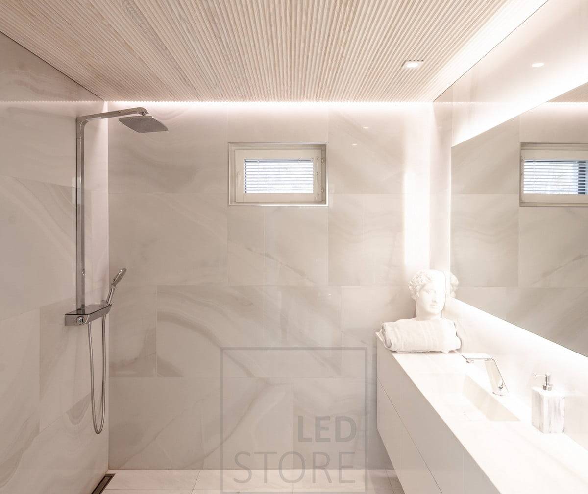 El baño tiene una iluminación versátil y atmosférica. HALO 1200 como espejo de luz y focos led CHEAP KANTTI en el nivel que ilumina el rostro desde arriba. Tira de leds instalada en la ranura entre el techo y la pared para iluminar el espacio con luz ambiental indirecta a través de la pared. Ledstore.fi  