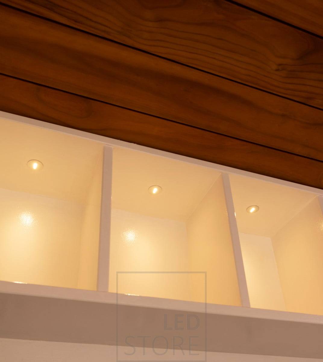Focos de 1 W de la serie Sauna para iluminar las estanterías del baño. Ledstore.fi