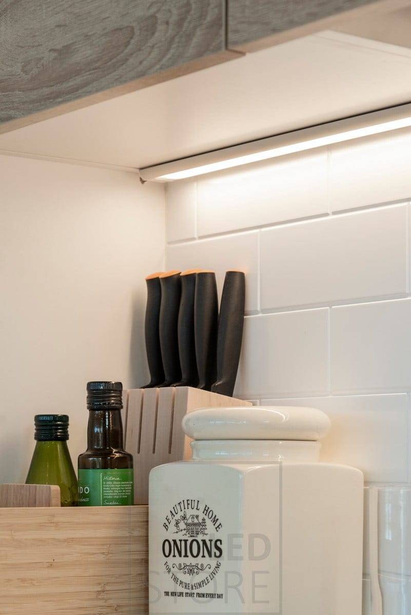 La iluminación de la encimera de la cocina se consigue aquí con un perfil de superficie SLIM 2 para una o dos tiras montadas en el borde posterior.