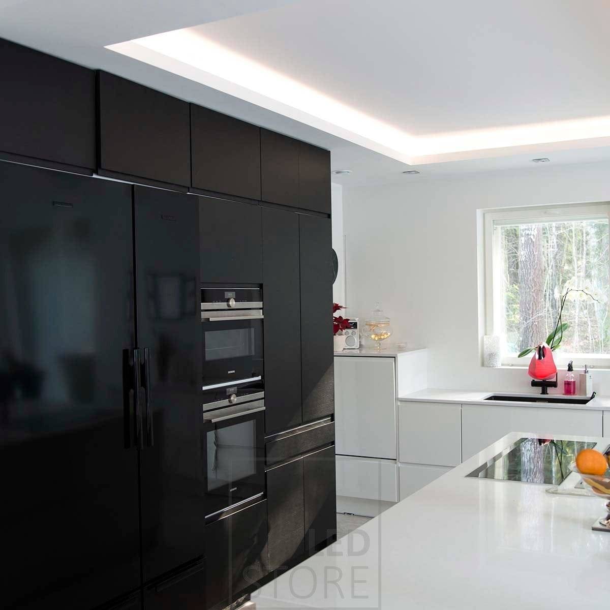En la cocina, la luz indirecta que circula por la caja de tiro descendente. 3000k vs 4000k se ha decantado por la luz de 4000k. Ledstore.fi