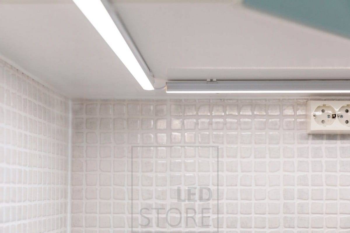 Primer plano de la iluminación led de la encimera. El perfil de superficie más alto tiene una tira de leds en su interior, el cable en ángulo permite una colocación algo más libre de los perfiles.  Ledstore.fi
