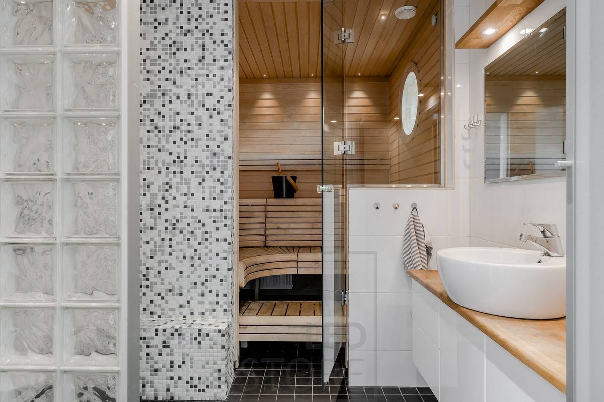 Iluminación de la sauna Creativa y versátil, esta sauna utiliza pequeños focos en el techo de la sala de sauna a lo largo de la pared.