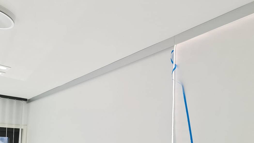 Montaje de perfiles de aluminio y tira de LED.