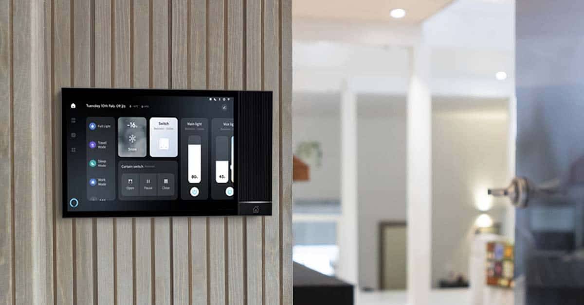 En la pared beige de una casa moderna hay un panel de control inteligente de LedStore.fi para controlar la iluminación LED y el cine en casa.